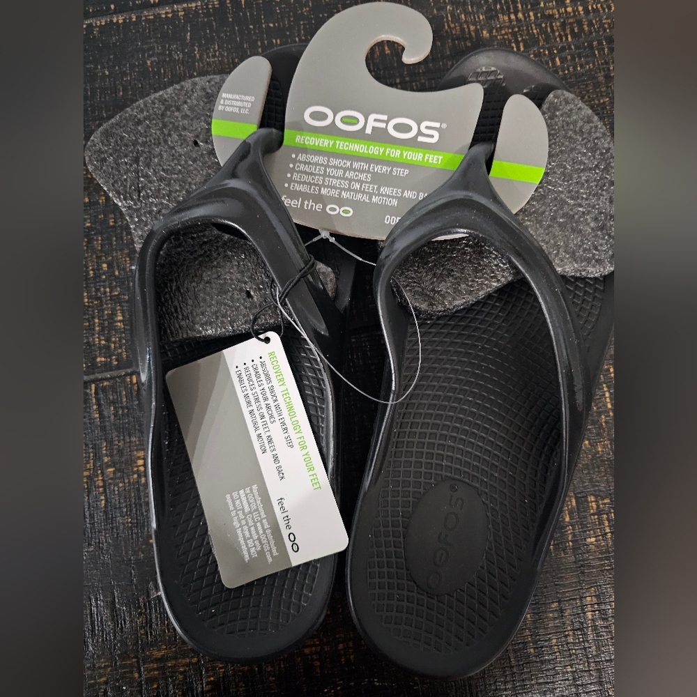 NWT OOFOS flip flops sz 11